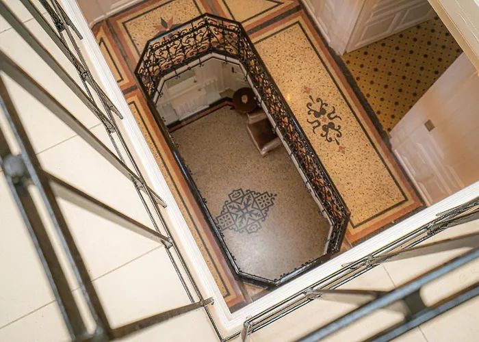 Avilla Thanhoffer שיופוק